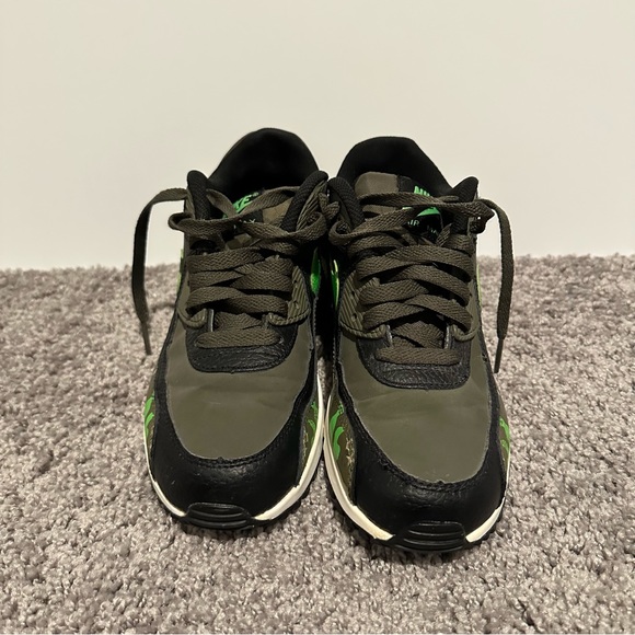 Nike Air Max 90s - Picture 5 of 11